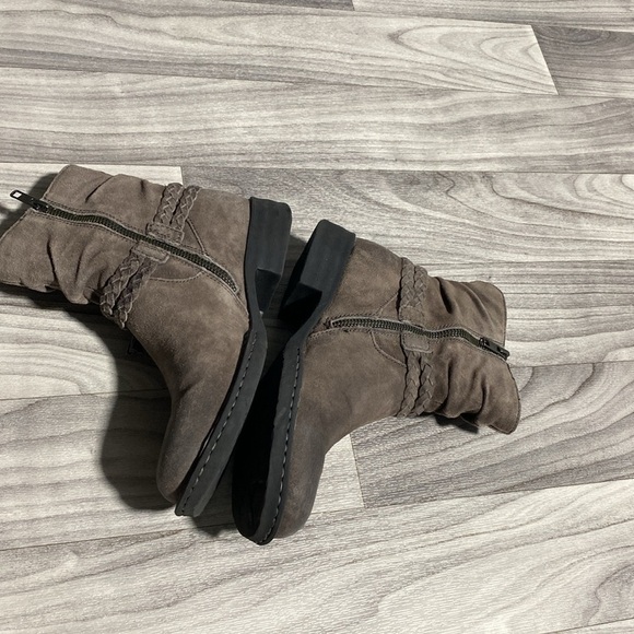 Born Women’s Gray Leather Ankle Booties – Zip Closure, Braided Tassel, Size 6.5 - Picture 4 of 11